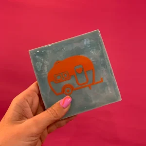 Tegeltje - caravan blauw met oranje